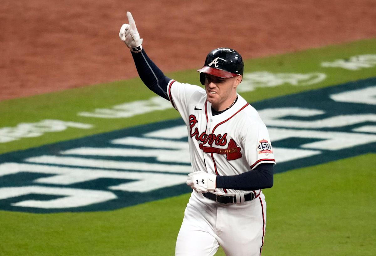Freddie Freeman agrees to six-year, $162 million deal with Los Angeles Dodgers