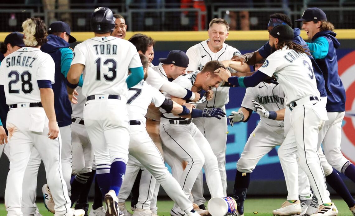 Mariners walk off in ninth inning to beat Red Sox