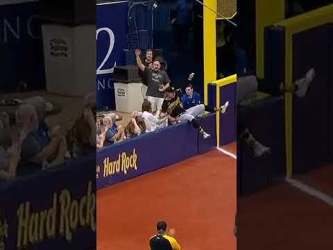 Suwinski skies into the stands for an INCREDIBLE catch!