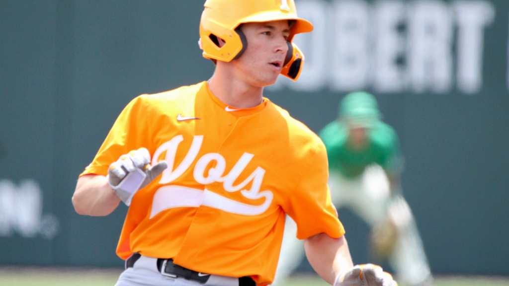 Tennessee defeats Notre Dame in game No. 2 of Super Regional