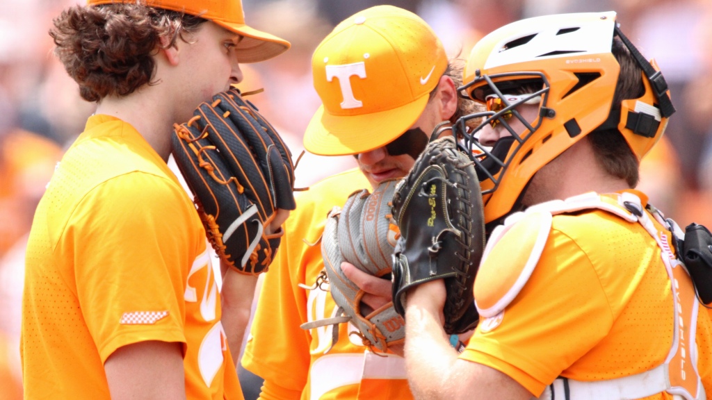 Vols victorious against Notre Dame, ties Knoxville Super Regional