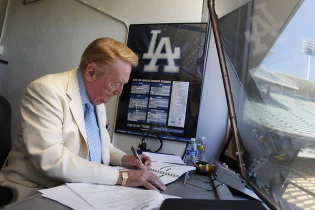 Vin Scully, Legendary Sports Announcer and Voice of the Dodgers, Dies at 94